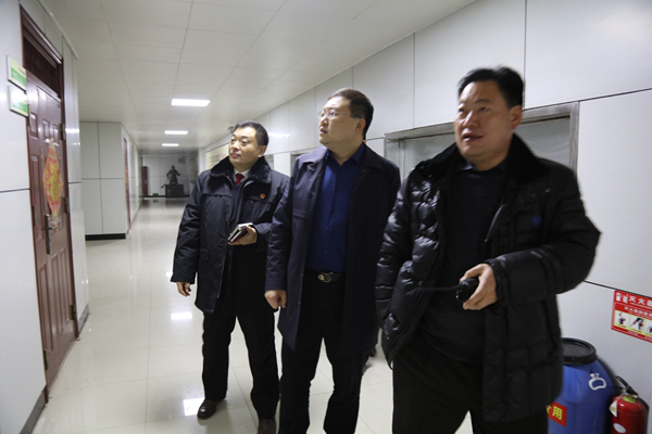 最后,王亚东一行又驱车到河南贵友实业集团有限公司,与省人大代表