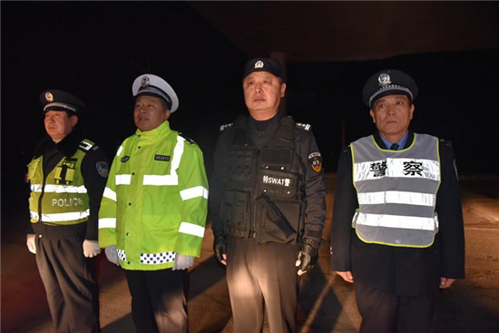 商丘市公安局特警大队联合交警卡口大队开展盘查行动