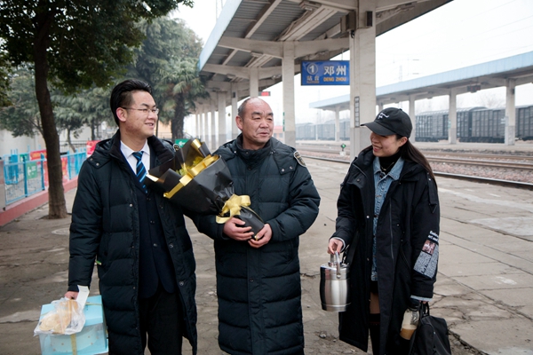 邓州站客运员苏建梅的春运故事一家三口齐上阵助力春运