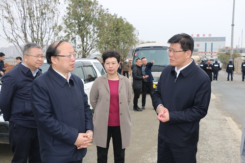 武汉拆违飓风行动持续拆除铁路沿线违建2万平方米