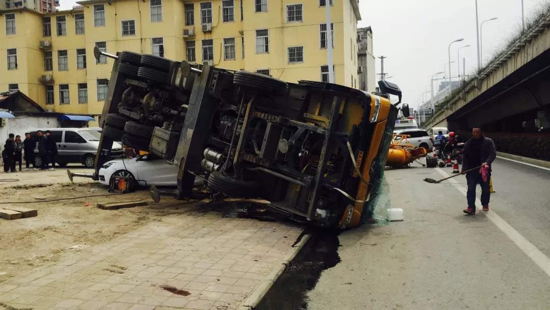 事故中临近的两辆轿车被吊车压扁,所幸两车均无人滞留,现场也无人员
