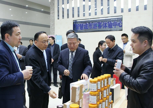 作为一名中药传承人,王品武坚持对中医药传承创新发展,立足芍药花产业