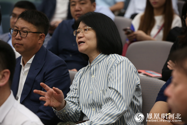 河北生物医药企业代表根据各自的项目与香港专家进行探讨.段然行之/摄