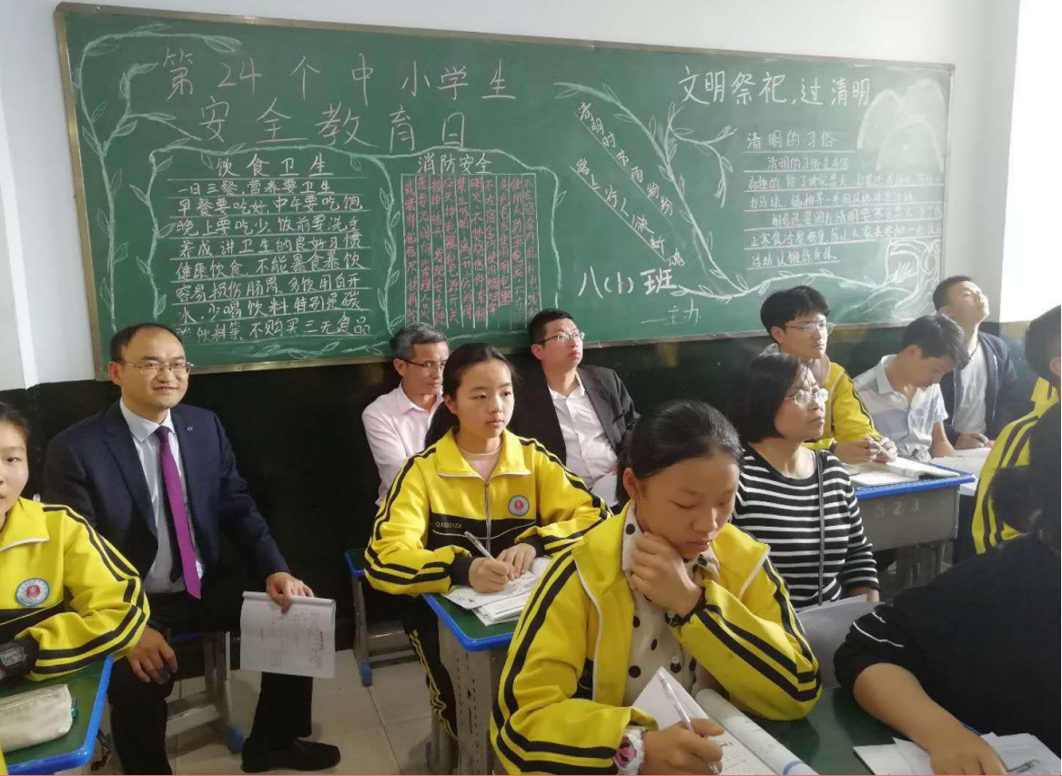 教育组团成员进行课堂听课教育组团在校长叶涛陪同下,首先与学校全体