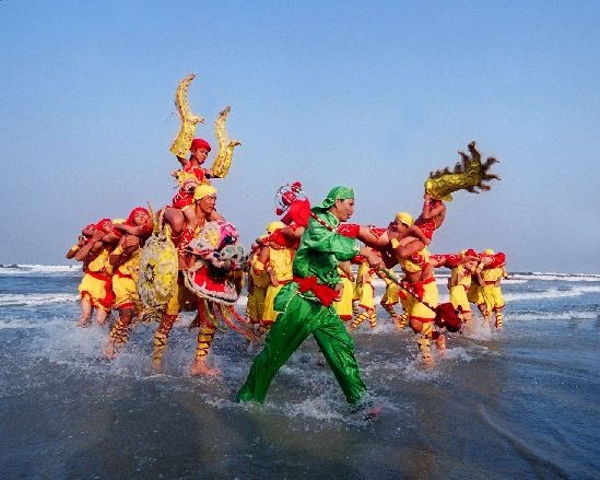 东海岛人龙舞是一种以舞龙的方式来祈求平安和丰收的古老汉族舞蹈