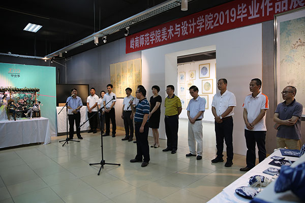 湛江举办岭南学子美术作品展汇集多种类型绘画及手工艺作品