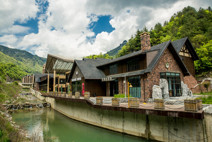 湖北神农架四季小镇摆神农宴迎八方客