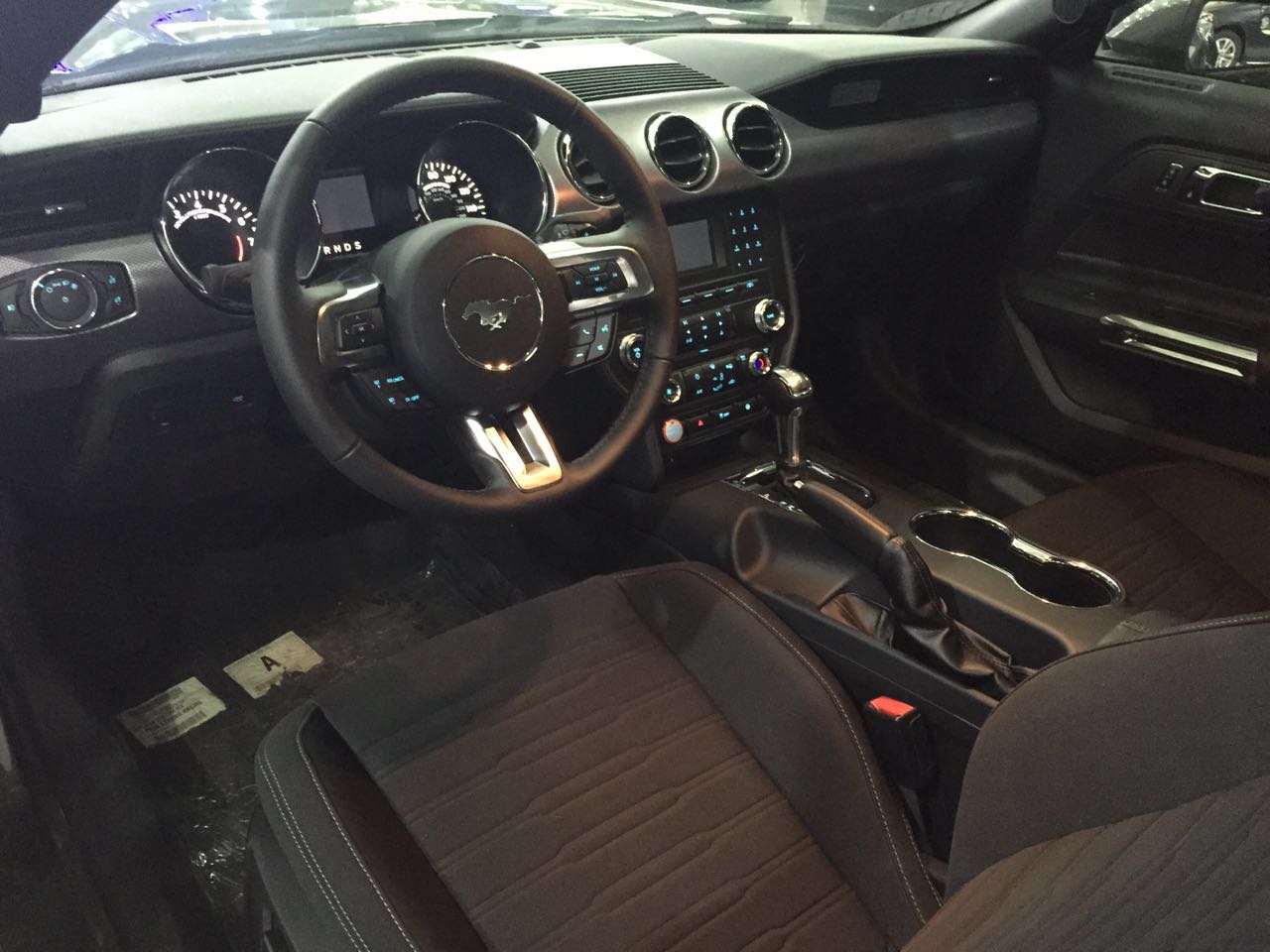 17款福特野马裸利促销 时尚跑车狠拉风