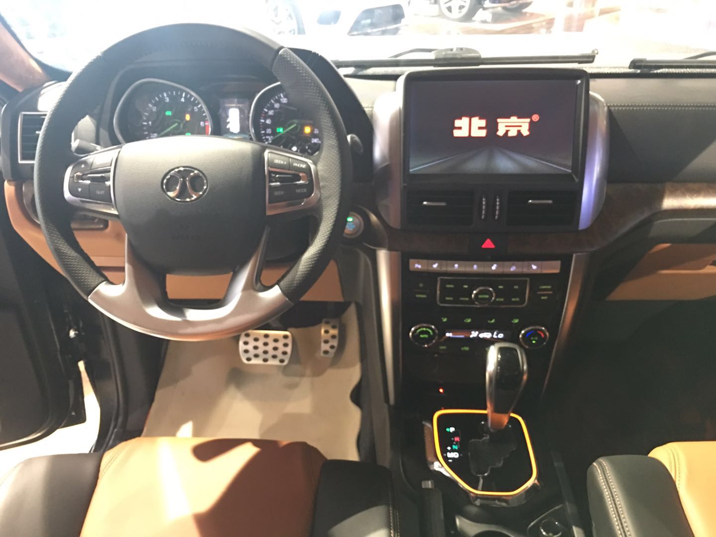 不过对内饰进行了升级,使用了双色真皮内饰,在真皮的使用上也是毫不