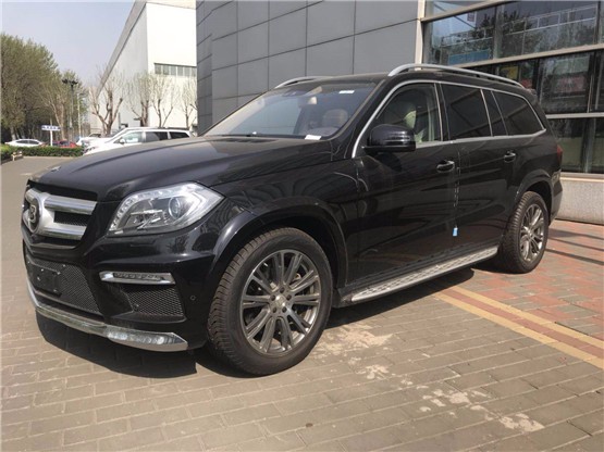 奔驰巴博斯50gr外观不像一般越野车大量采用那种方方正正而过于强悍的