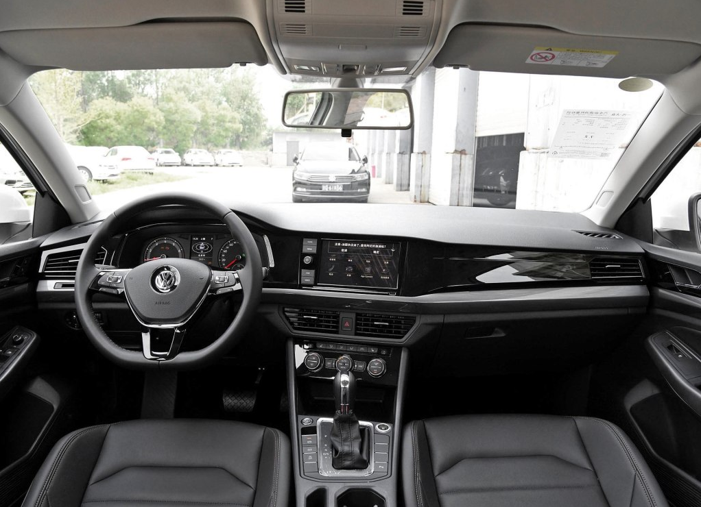 内饰方面:2019款大众宝来新车采用双炮筒设计仪表台,带白色背光,立体