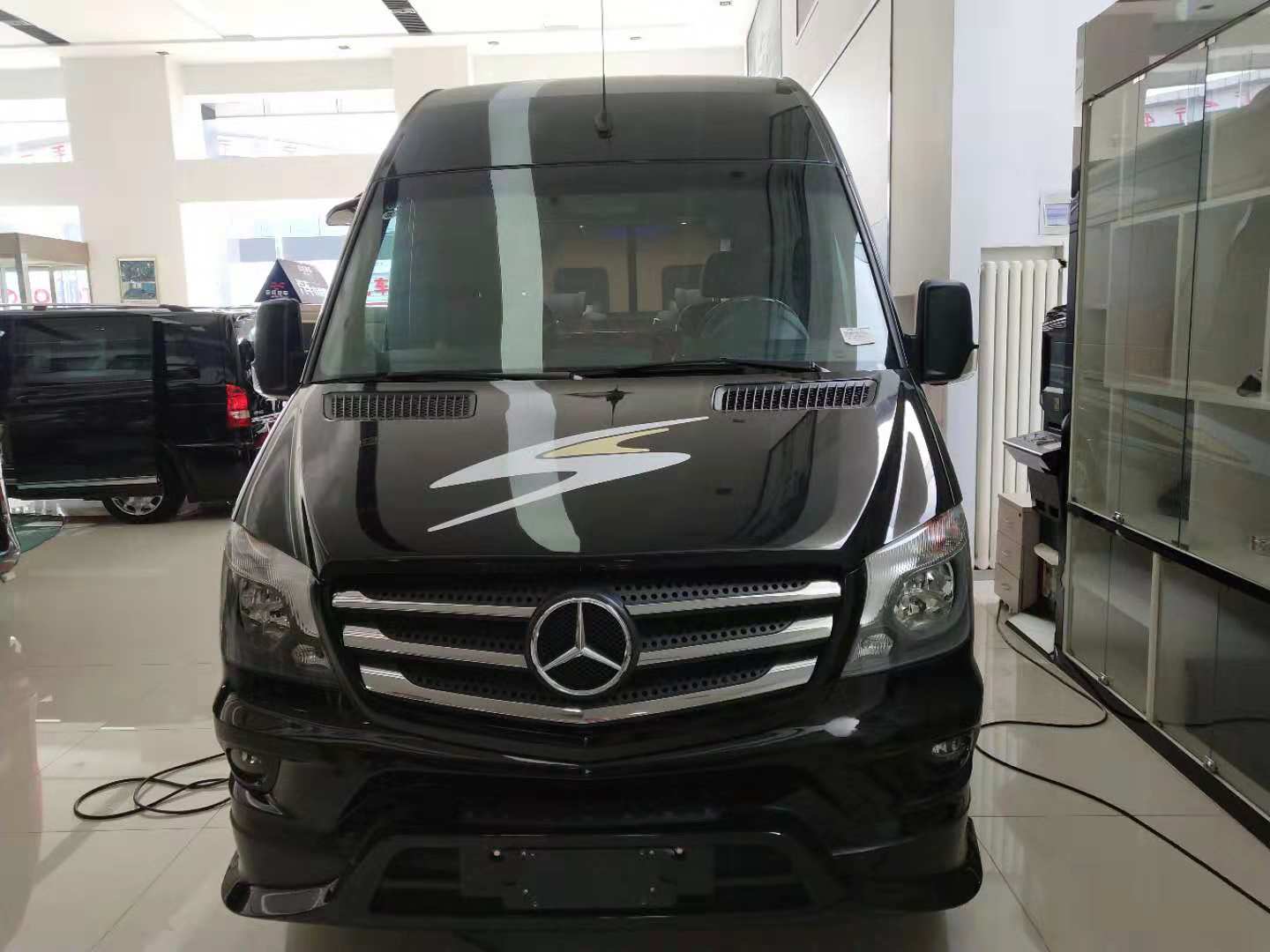 商务mpv可以或许并不能满意总裁们的需要,在这个时候,奔驰斯宾特7 2