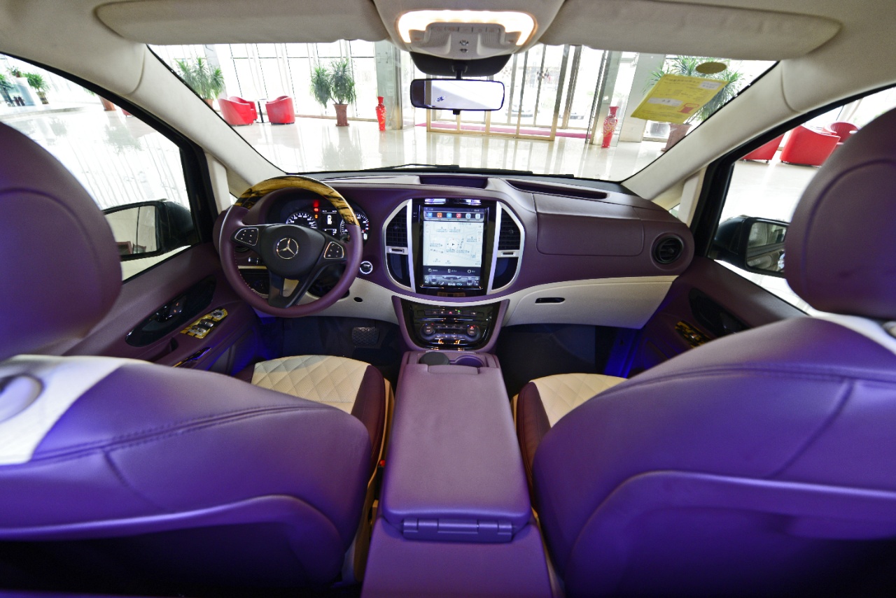 新款奔驰威霆商务车七座内饰黑紫俪星版
