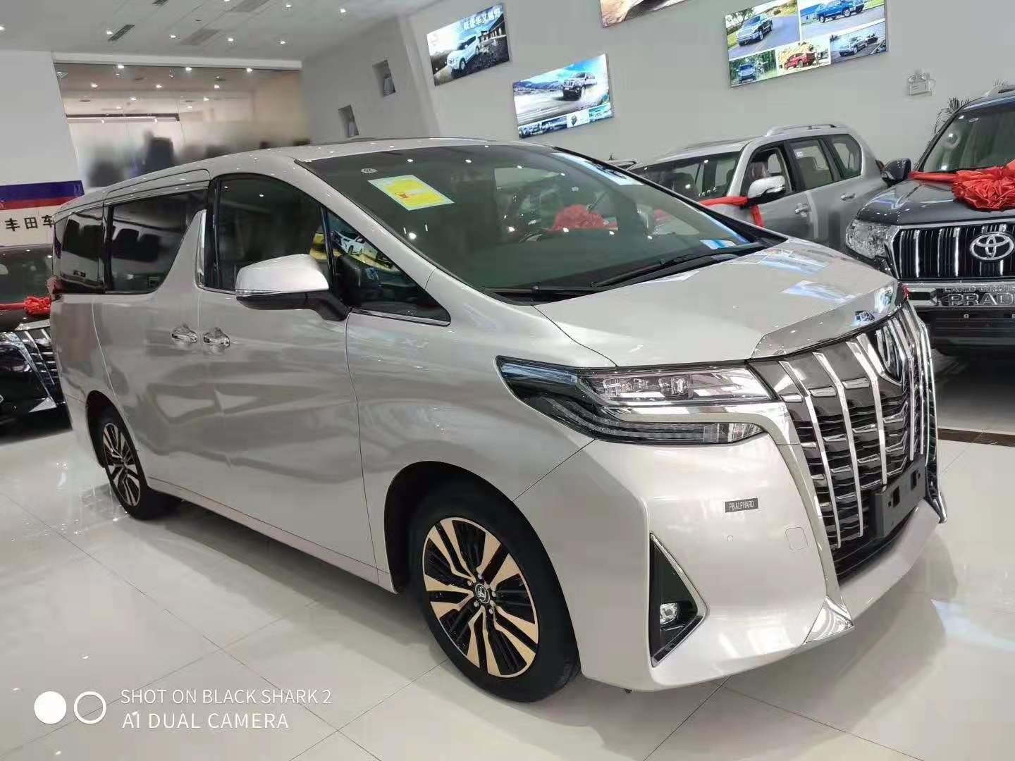 丰田埃尔法金色外观 3.5l排量尽显奢华