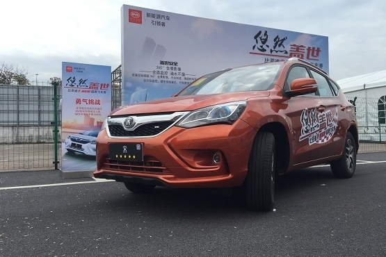 比亚迪“宋”飞车