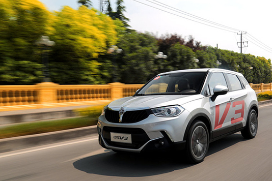 中华V3小SUV开出越野