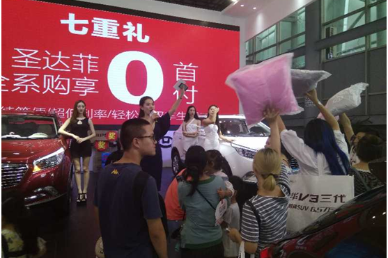 成都车展引扎堆抢购 