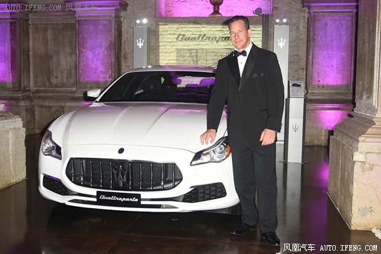 慈善定制总裁轿车闪