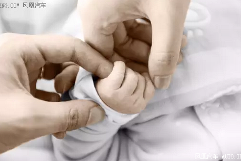 不苟言笑的骄傲老爹