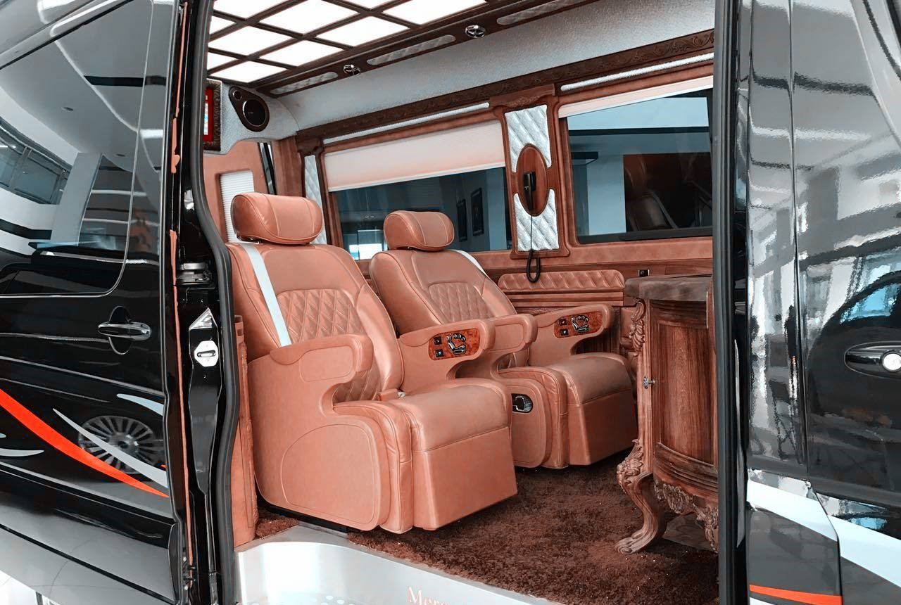 带电动侧滑门的车