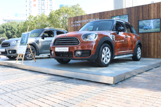 亮相沃尔玛广场