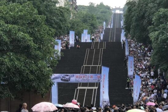 哈弗H9强势登顶登