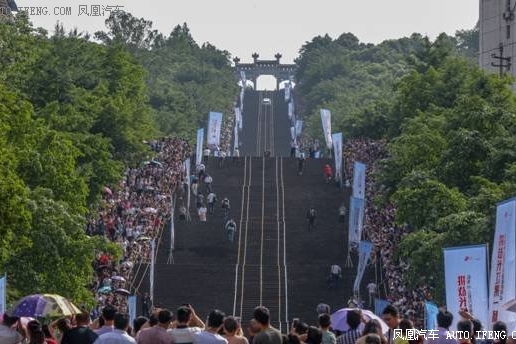 成功挑战长江第一梯