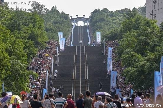 哈弗H9 登顶万步梯