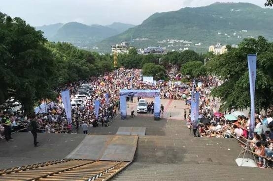 成功挑战长江第一梯