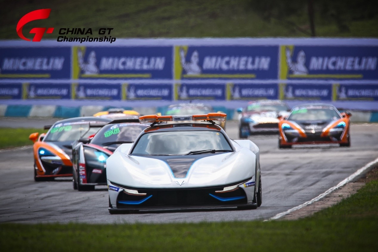 与一线超跑同框，这