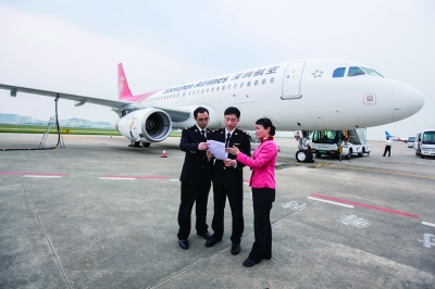 厦门高崎机场海关工作人员正在接受空港代理公司的申报. 施辰静 摄