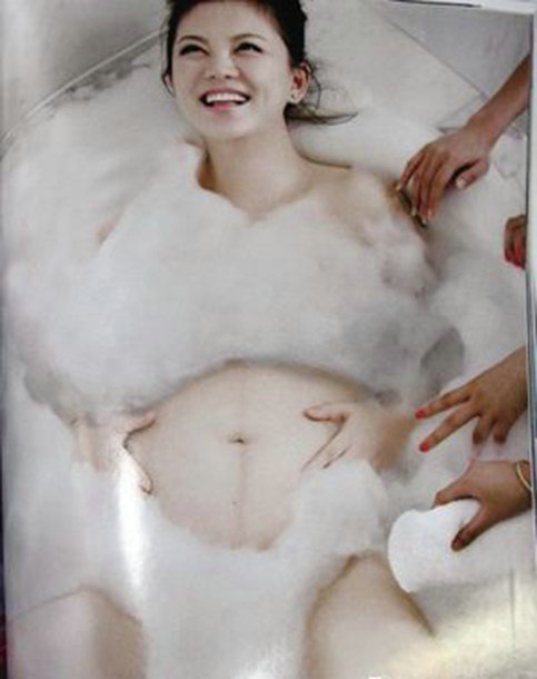 李湘怀孕时,也给某时尚杂志拍了大肚沐浴照.