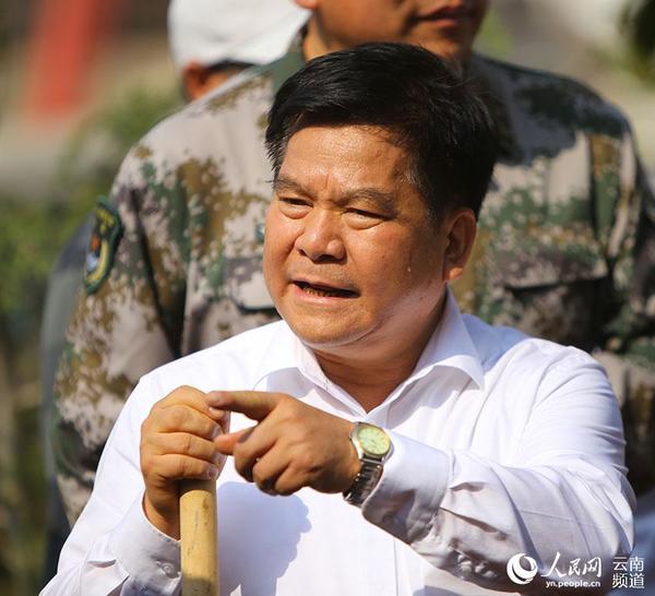 云南省委书记植树热得满头大汗为后人积德汗水不白流组图