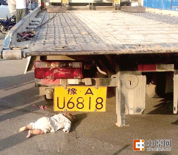 女婴遭货车碾轧 肇事司机查看情况后离开现场