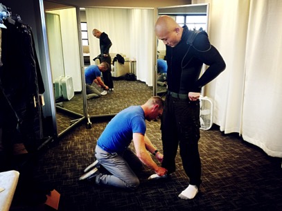 美国好莱坞服装师在为一龙打造定制服装据悉,一龙参演《美国队长3》