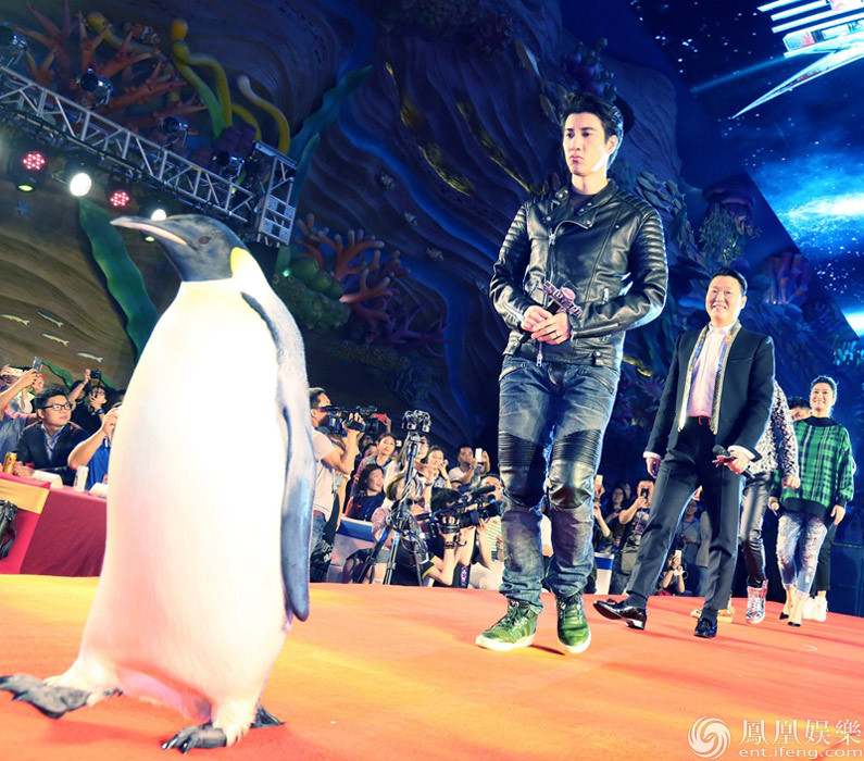 王力宏暂离孕妻现身 身穿皮衣帅气十足