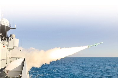 图为运城舰在一次联合演练中发射对海导弹(资料图片). 新华社发