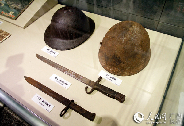 图为抗日战争时期桂系部队的头盔(左),盔顶行思热带水果山竹(人民网张