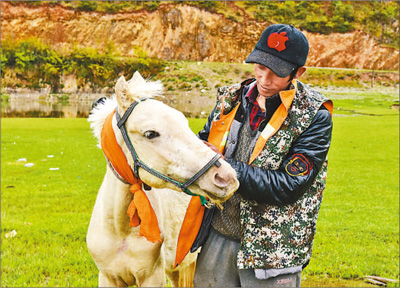 七林旺丹每天都要骑马巡护湿地.本报记者 李茂颖摄