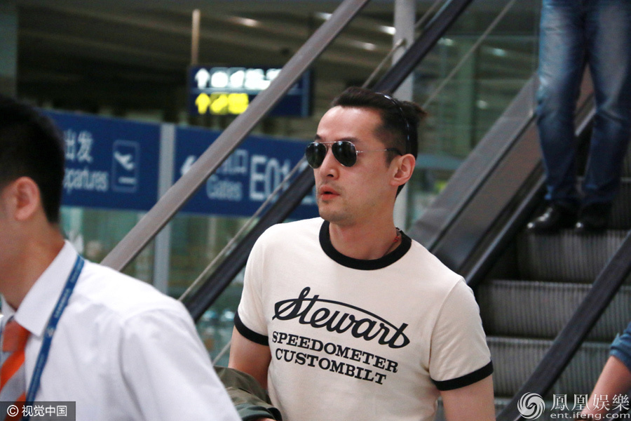 胡歌扎小辫戴墨镜低调抵达机场.