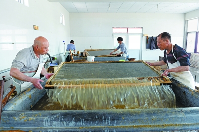 师傅们在抄纸.陈儒摄