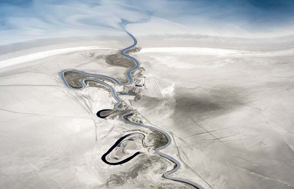 伊朗西北部的乌尔米耶湖干枯后形成了一条河流.(网页截图)