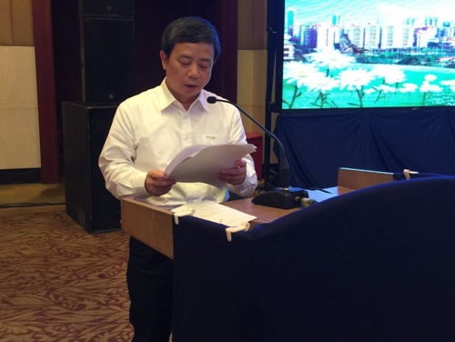 图为中山市副市长,市公安局局长谭培安介绍中山市全民创建工作情况.