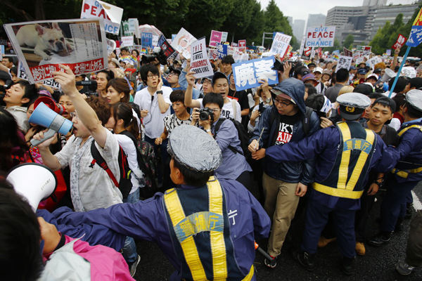资料图:日本民众抗议安保法案