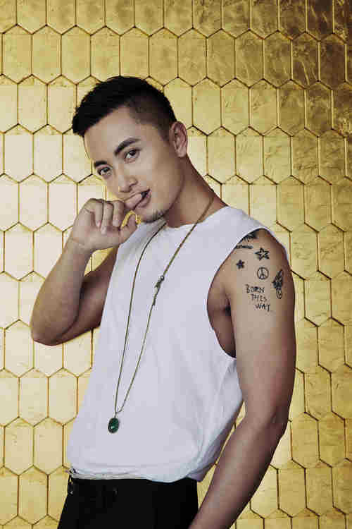 贾景晖夏日写真曝光 演绎古铜色肌肉型男