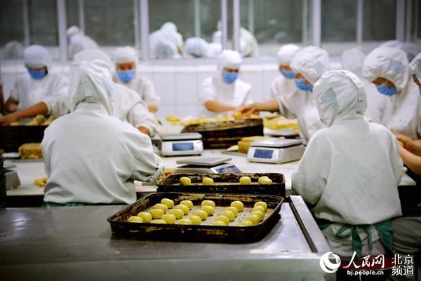 车间工人正在马不停蹄的制作传统京式月饼人民网 孟竹 摄