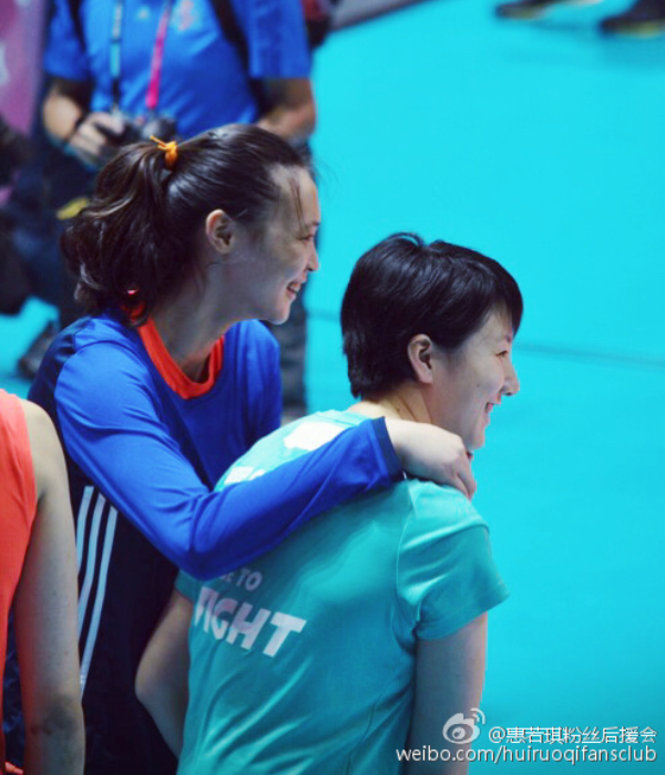 女排备战香港站惠若琪被队友公主抱