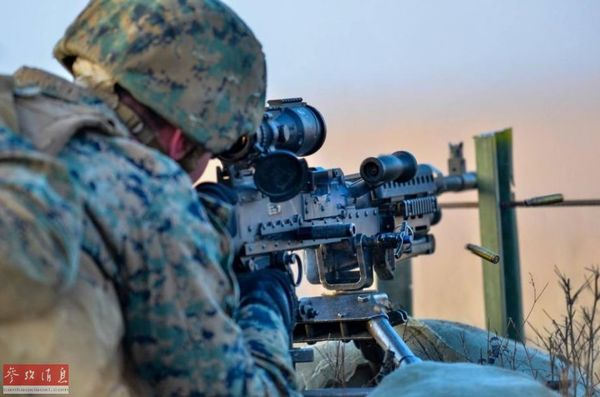 美军m240机枪兵进行实弹打靶.