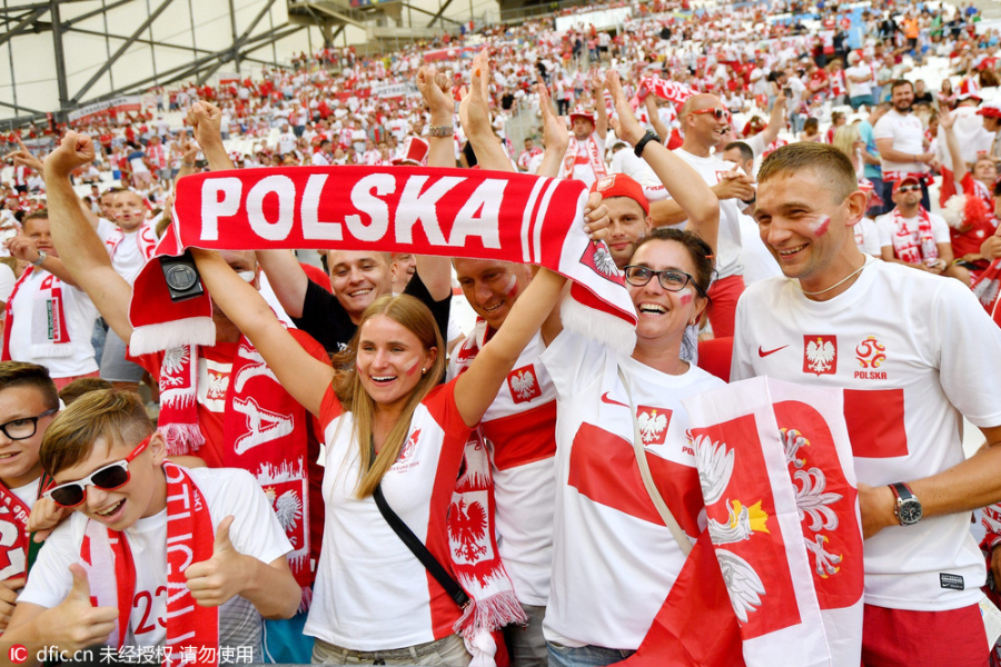 波兰葡萄牙球迷助威萌娃抢镜美女如云