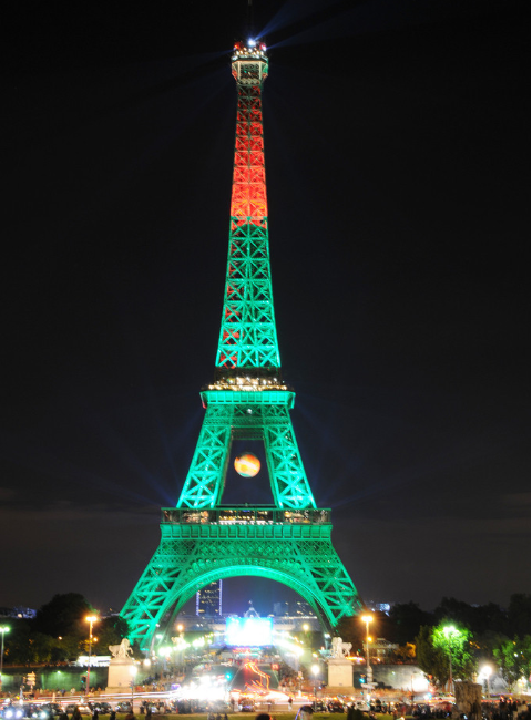 亮起葡萄牙国旗颜色的埃菲尔铁塔